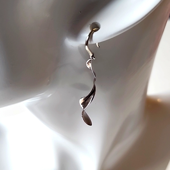 Tiffany & Co. Earrings - Picture 4 of 6